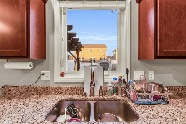 Building Photo - 2 story 4 bedroom 3.5 bath