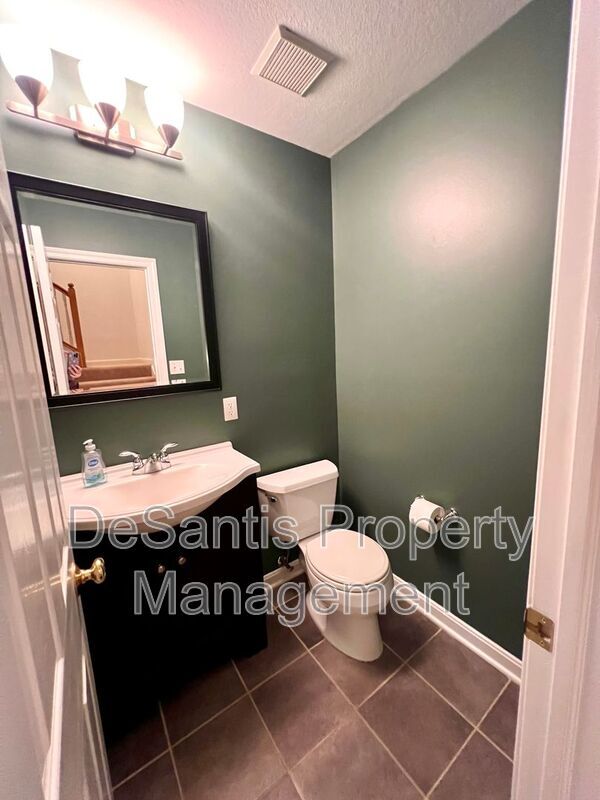 Building Photo - 945 Montclair Dr