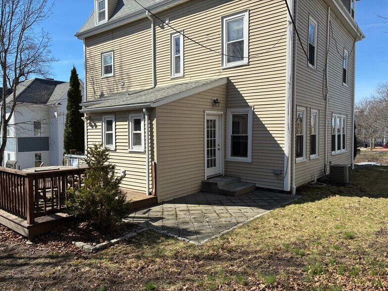 Building Photo - 77 King St