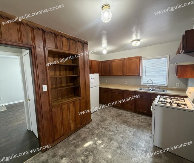 Building Photo - FOR RENT — SPACIOUS 3 BED / 2 BATH HOME