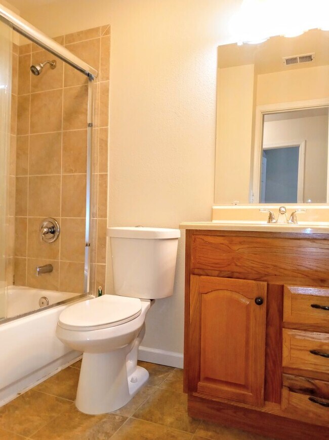 Building Photo - Great Second Floor 2bd Condo With Pool in Gated Complex