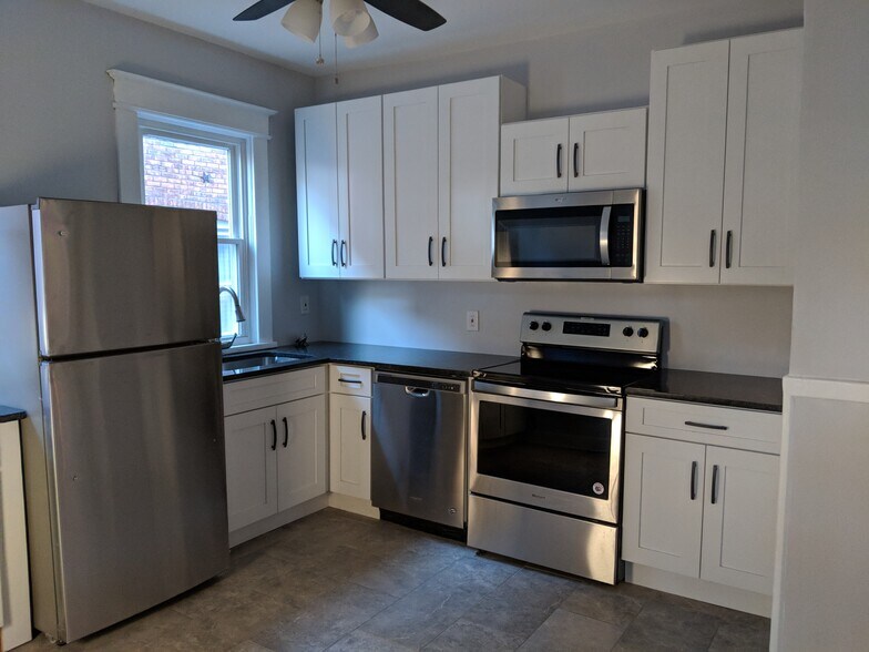 Kitchen, empty - 32 Pawling Avenue