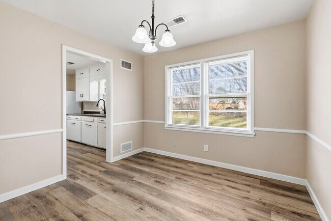 Building Photo - 3 bedroom 1 bath 1 car garage- newly renovated!