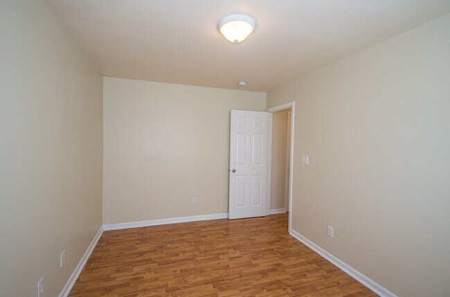 Building Photo - "Charming 3-Bedroom Retreat with 2 Full Ba...