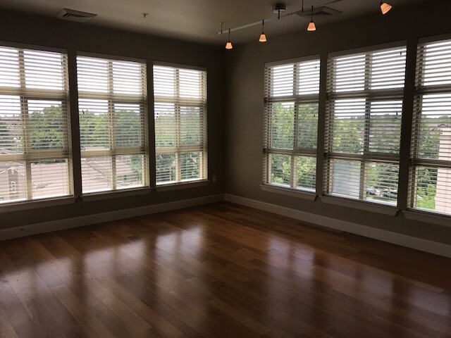 Building Photo - Incredible 5th Floor Condo ~ City Side Lofts