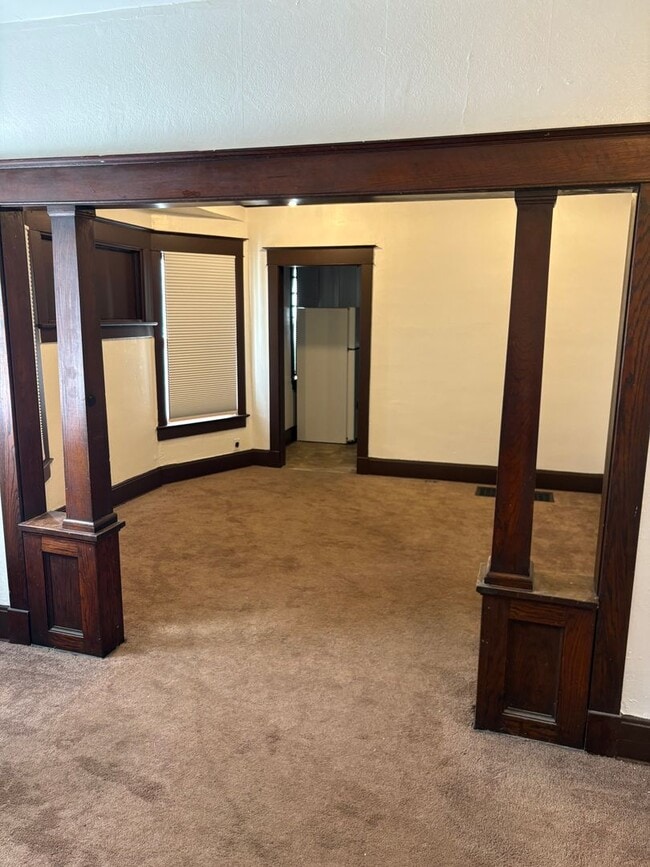 Building Photo - Great 2 Bedroom Available- $1,000