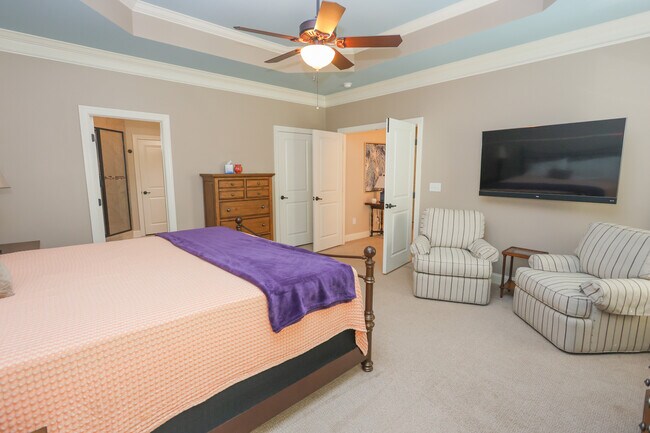 Building Photo - 504 Village Walk Ln