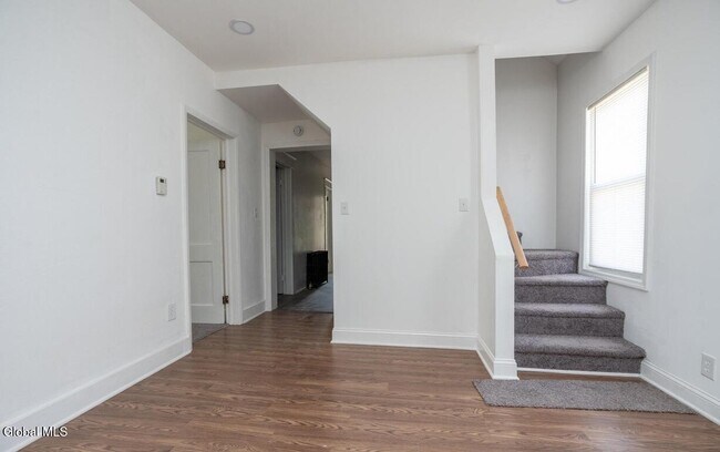 Building Photo - 1538 Nott St