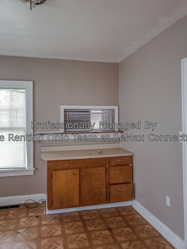 Building Photo - 325 Columbian Ave