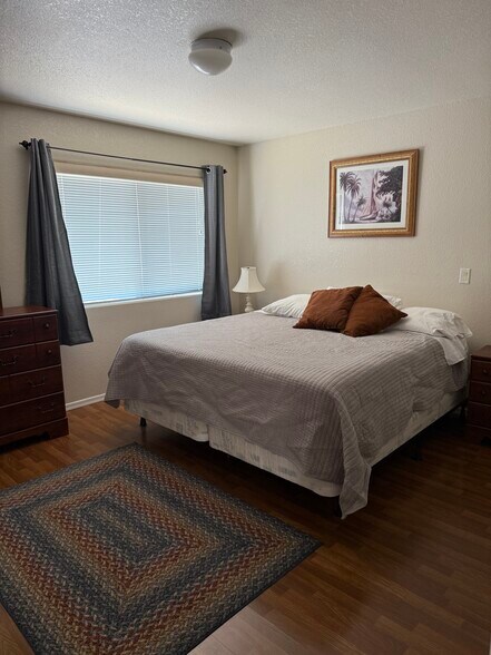 King bed - 1730 Via Riata