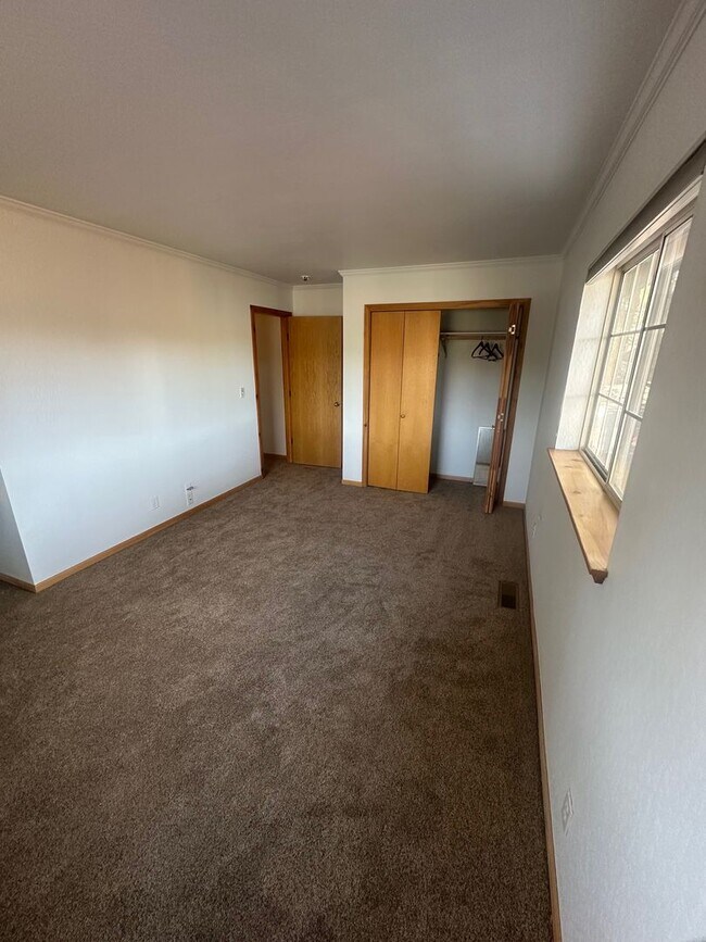 Building Photo - Long Term Glenshire Rental 3 Bed, 2.5 Bath 3 Car Garage