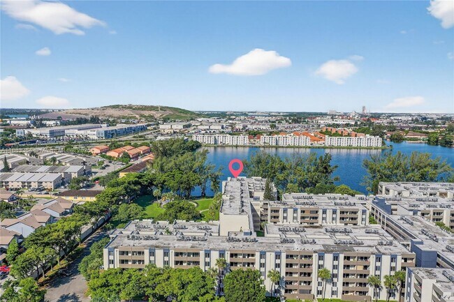 Building Photo - 10000 NW 80th Ct