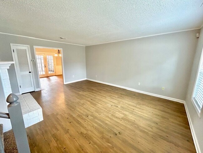 Building Photo - Beautiful Townhome in the Heart of Madison! MOVE IN SPECIAL!