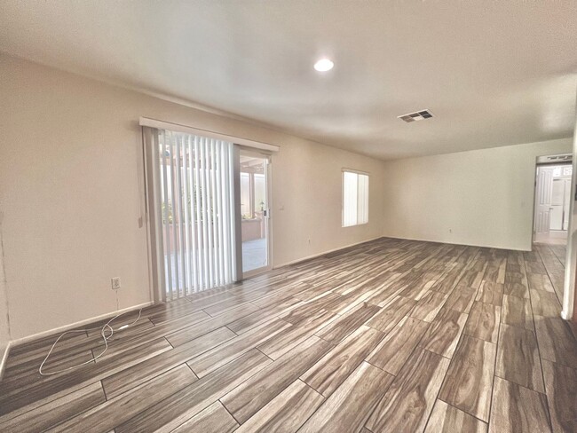 Building Photo - Spacious 4 Bed, 3 Bath Two-Story Home with...