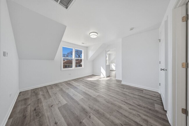 Building Photo - 835 Bishop Ave