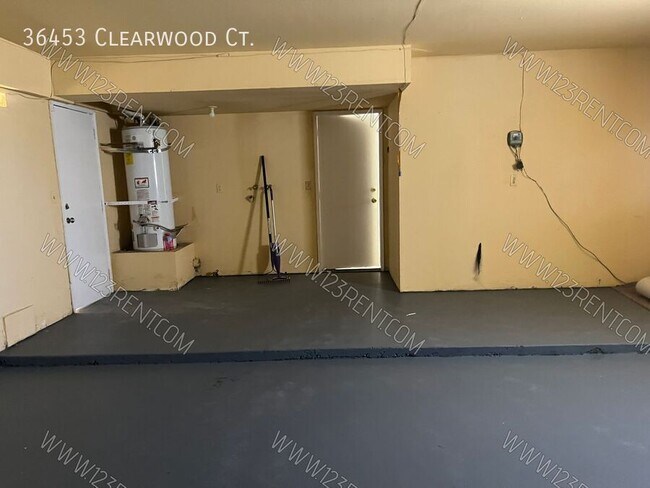 Building Photo - 36453 Clearwood Ct