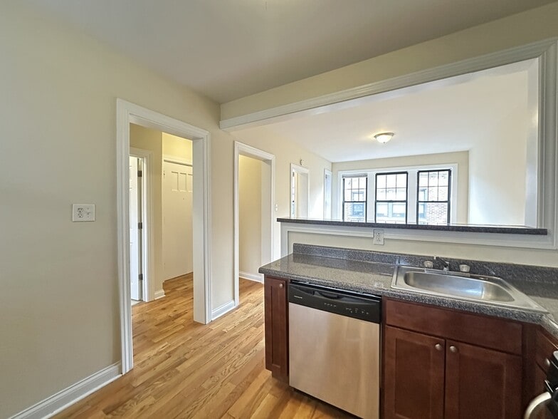 Building Photo - 4426 N Wolcott Ave