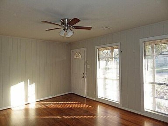 Building Photo - 3 bed / 1 bath home in South Houston - Mov...