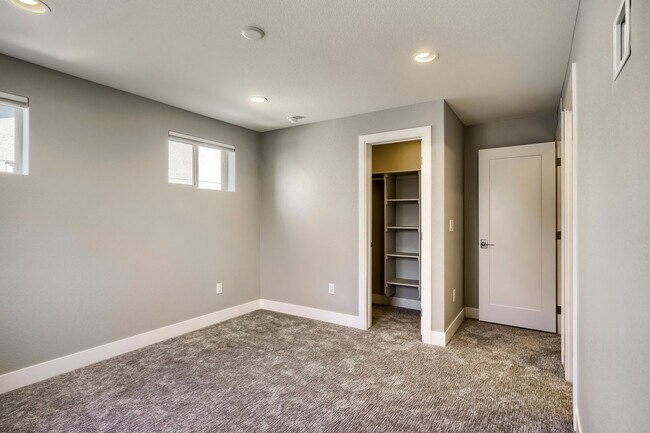 Building Photo - 3 bedroom / 3.5 bath Townhome + 2 Large Flex Spaces & Spacious Roof Top Deck!