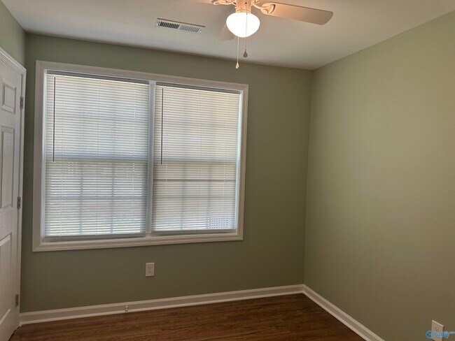 Building Photo - 3111 Hale Dr SW