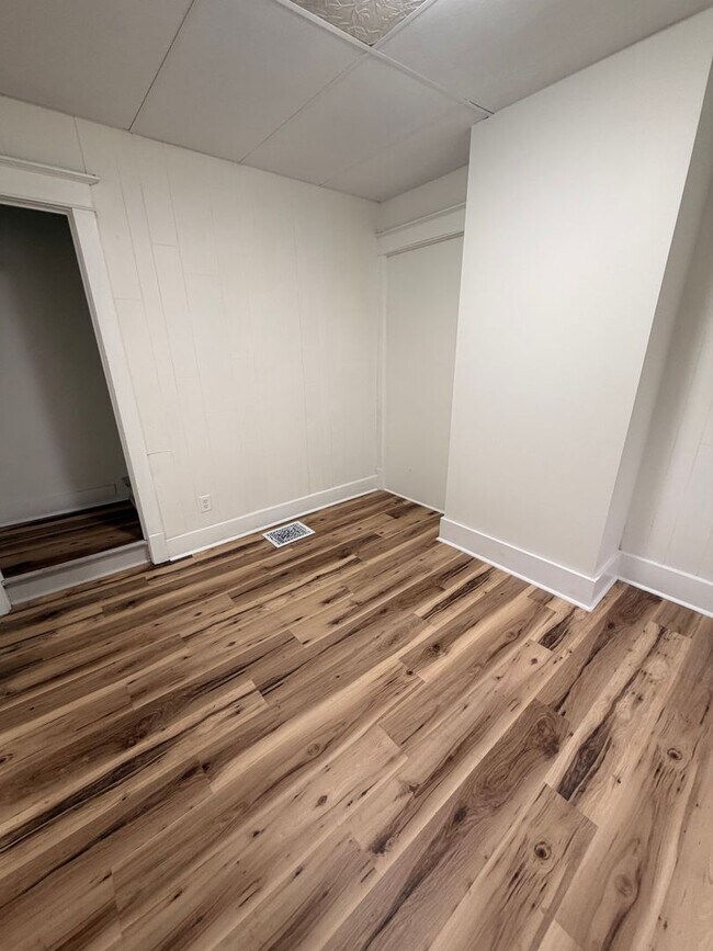 Building Photo - 1813 W Gaulbert Ave