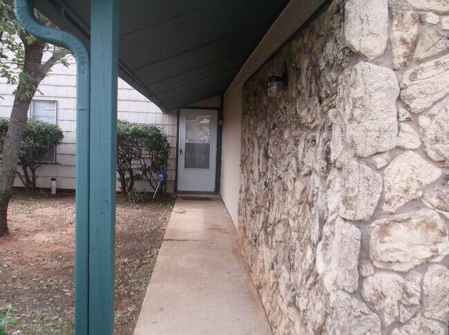 Building Photo - 2 Bed, 1 1/2 Bath, 1 Car Garage