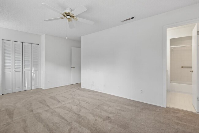 Building Photo - Spacious & Exciting Townhome style Condo
