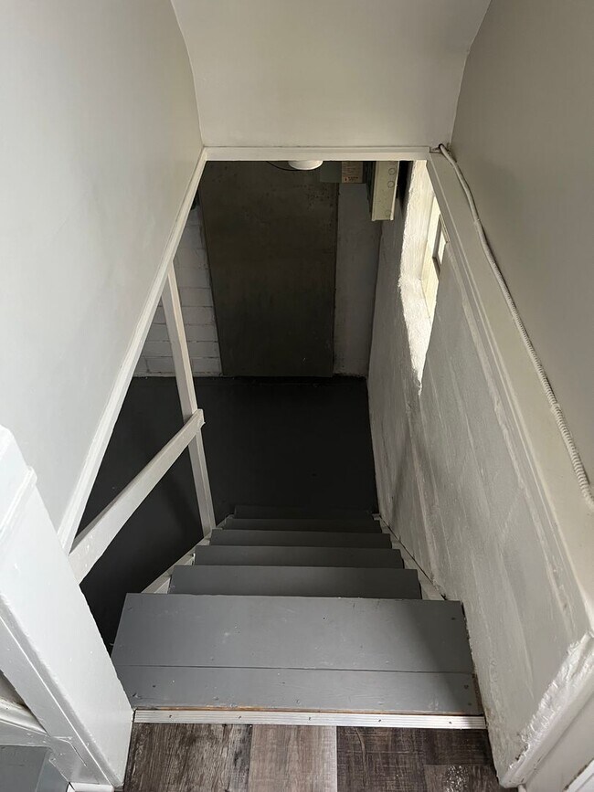 Building Photo - Old Brooklyn Area - 3 Bedroom Single Famil...