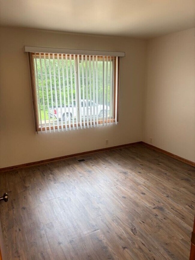 Building Photo - 720 Lakeview Dr