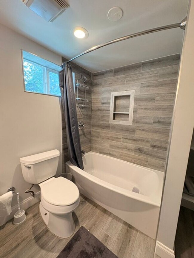 Building Photo - 9714 Admiralty Dr