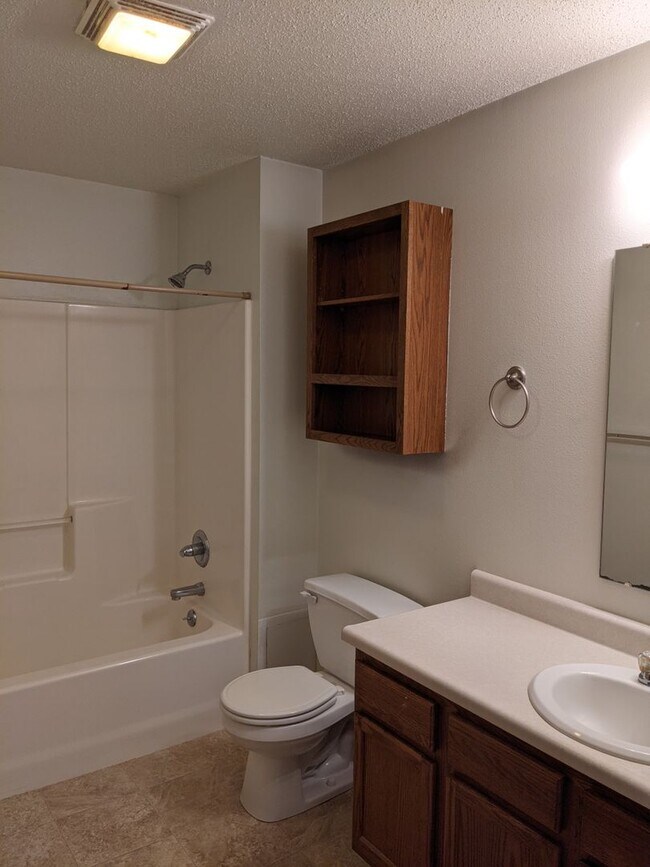 Building Photo - Quiet Neighborhood in Tiffin - 2 Bedroom 1 Bath Condo