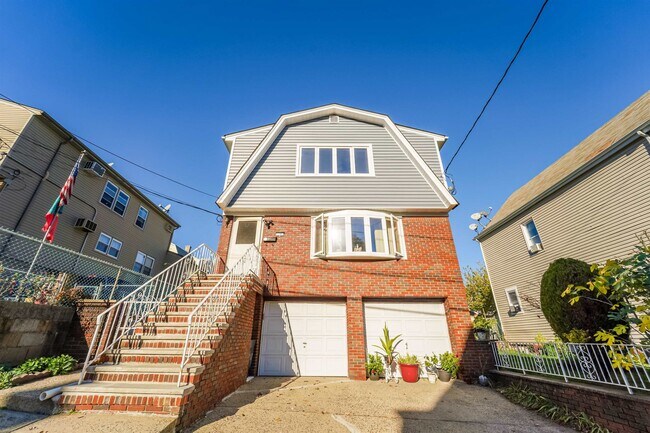 Building Photo - 79 Hoyt St