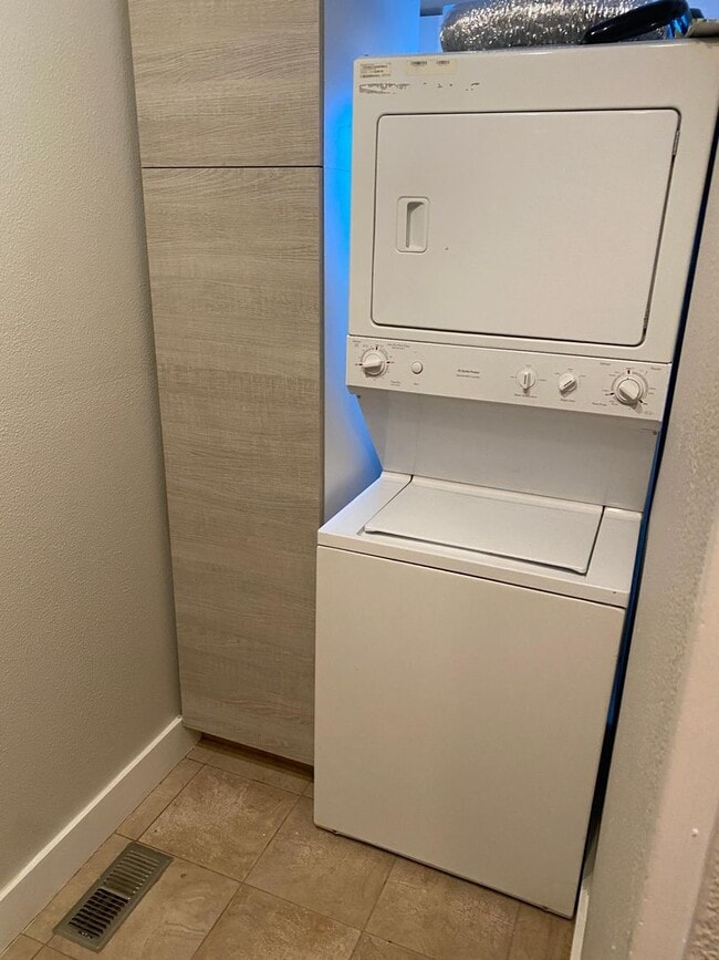 Building Photo - Cozy, charming 2 bedroom in Denver - Available June 1, 2026!