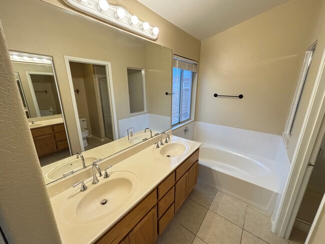 Building Photo - Gorgeous 3Bed/3Bath Home in the Gated Gree...
