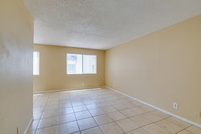 Building Photo - Cozy 2BR/2BA in Spring Valley Near the Strip