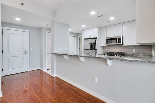Building Photo - 3338 Peachtree Rd NE