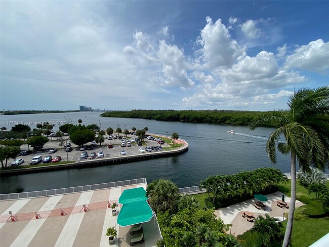 Building Photo - 400 Kings Point Dr