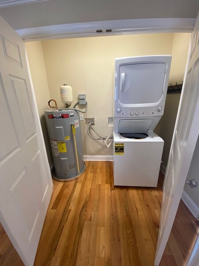 Building Photo - Updated 3 bed 2 bath house