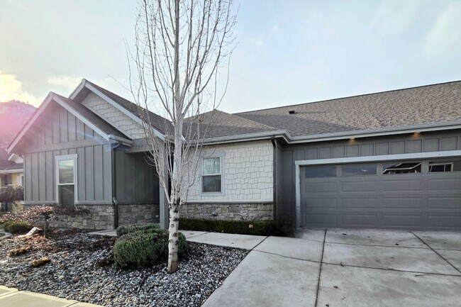 Building Photo - 1704/1706 Danny Boy Ln. Duplex