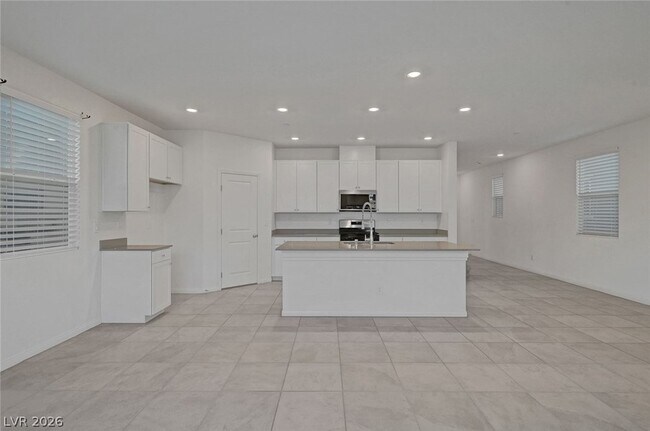 Building Photo - 8454 Vacarez Dr