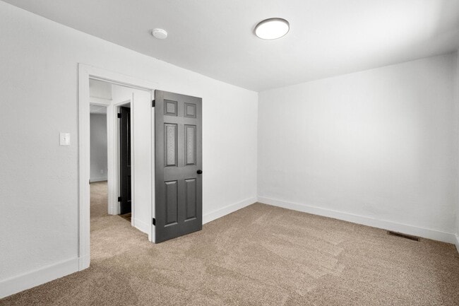 Building Photo - Stunning 3 bedroom home in Brookline available July 1!