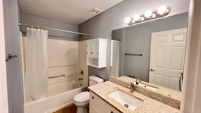 Building Photo - Stylish 2BR/2BA Condo in the Heart of Oviedo – Comfort, Convenience & Resort-Style Living! WASHER...