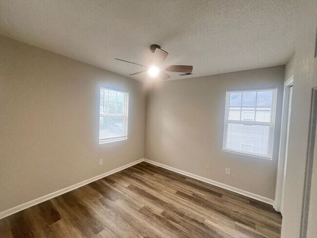 Building Photo - RENT SPECIAL! UPDATED MODERN UNIT! 3BR Clo...