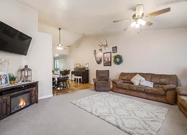 Building Photo - Charming 3 Townhome Close to Shopping