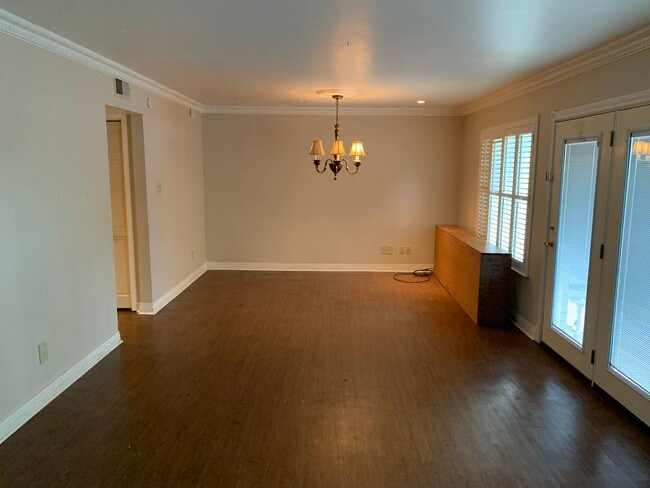 Building Photo - Beautiful Condo in Normandy Village. All u...