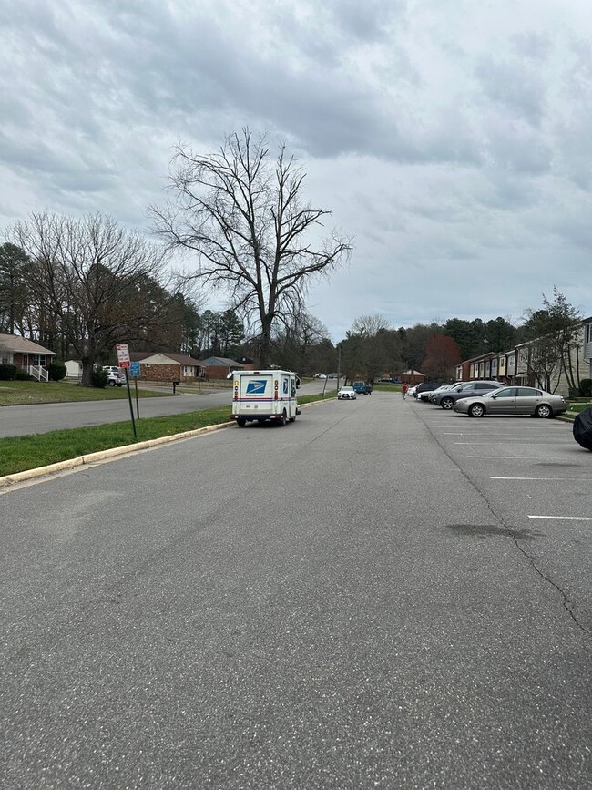 Building Photo - Henrico County Townhouse! 3 beds, 1.5 bath...