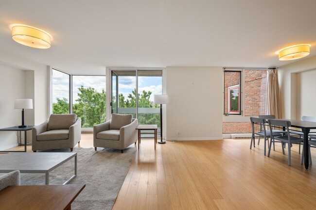 Building Photo - 975 Memorial Dr