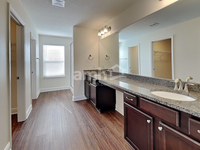 Building Photo - 719 Zarabrooke Ct