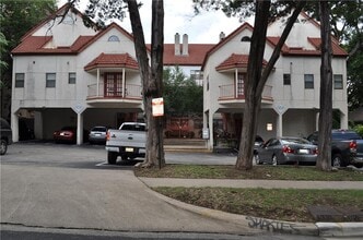 Building Photo - 706 W 22nd St