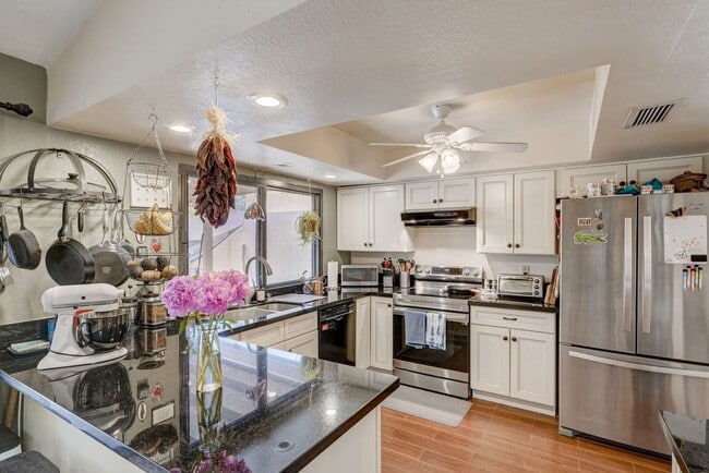 Building Photo - Highly sought after Marlborough Park Estates neighborhood!